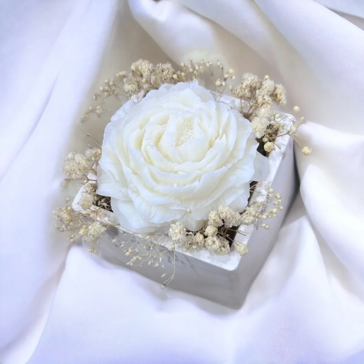 BOUQUET DE FLEURS EN FONDANTS PARFUMES VASE CARRE BLANC